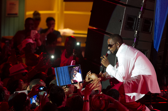 R. Kelly showed out AND closed out the sail away party!