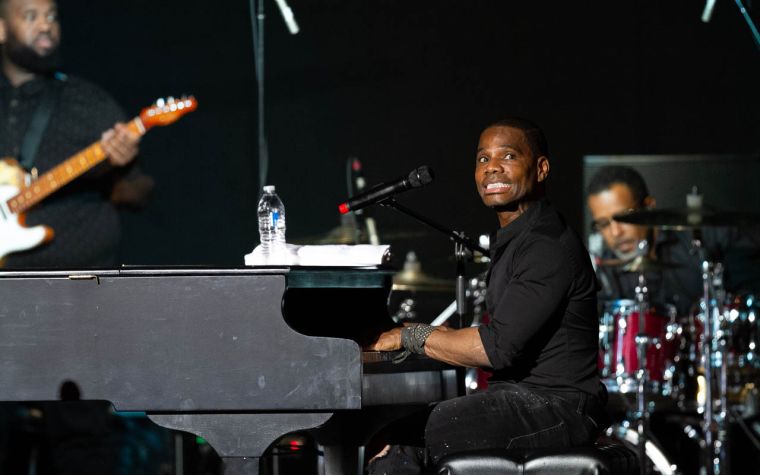 Kirk Franklin Surprises the Tom Joyner Fantastic Voyage!