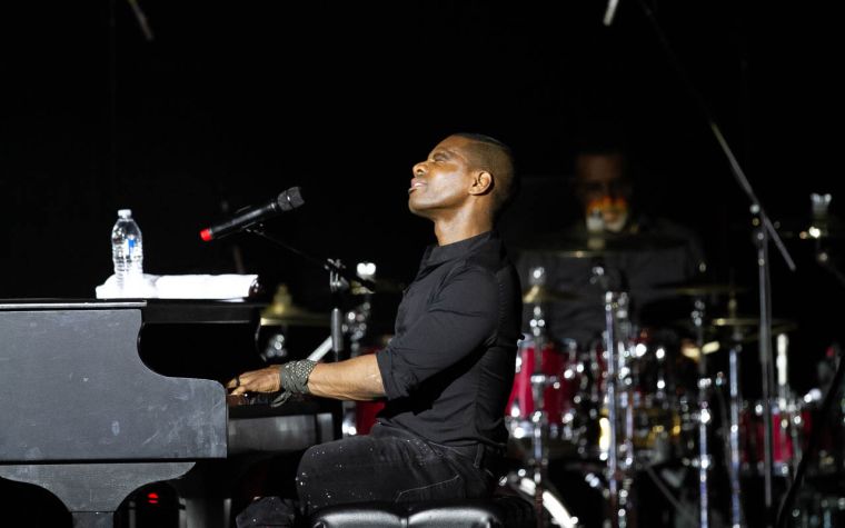 Kirk Franklin Surprises the Tom Joyner Fantastic Voyage!