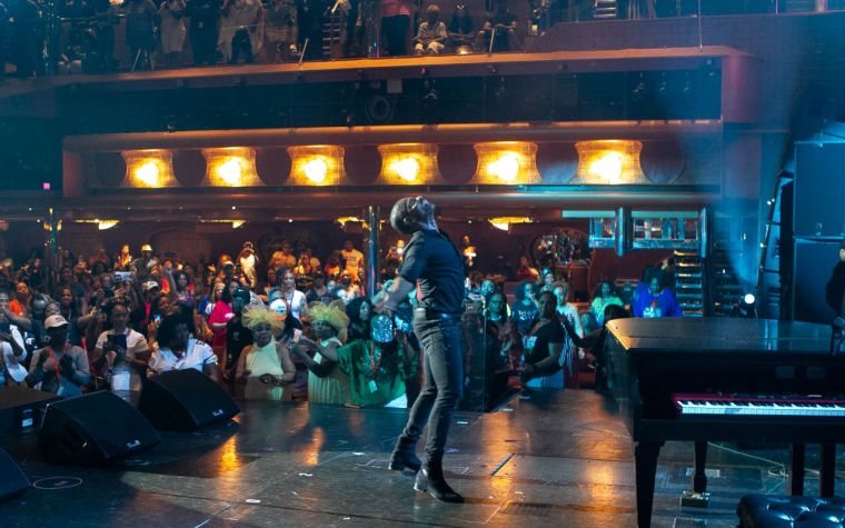 Kirk Franklin Surprises the Tom Joyner Fantastic Voyage!