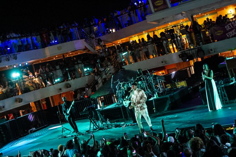 Denny's Presents MAXWELL