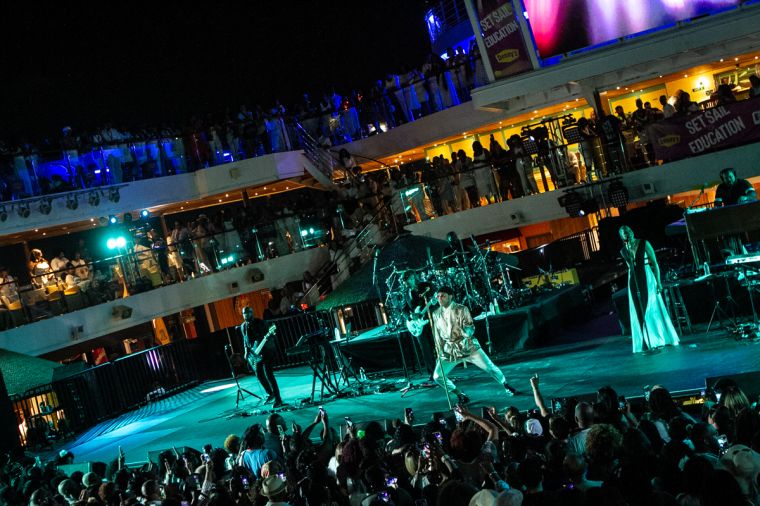 Denny's Presents MAXWELL