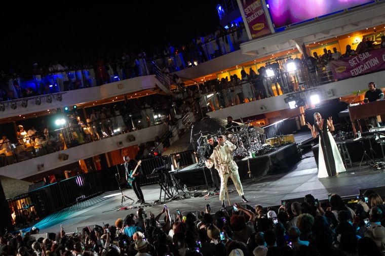 Denny's Presents MAXWELL