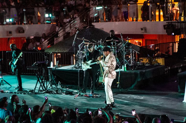 Denny's Presents MAXWELL