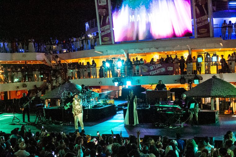 Denny's Presents MAXWELL