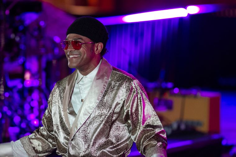 Denny's Presents MAXWELL