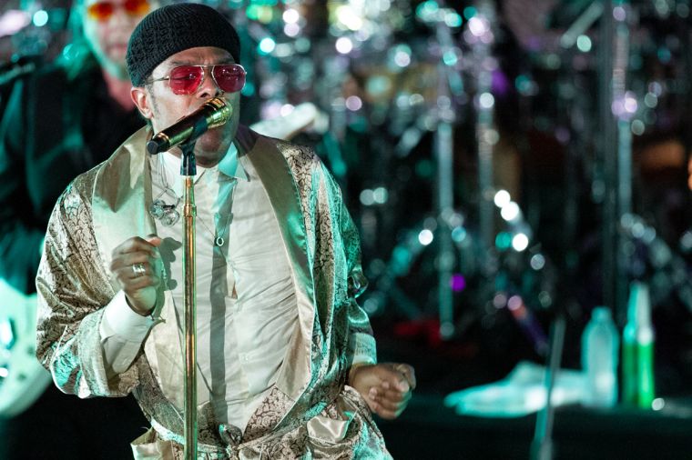 Denny's Presents MAXWELL