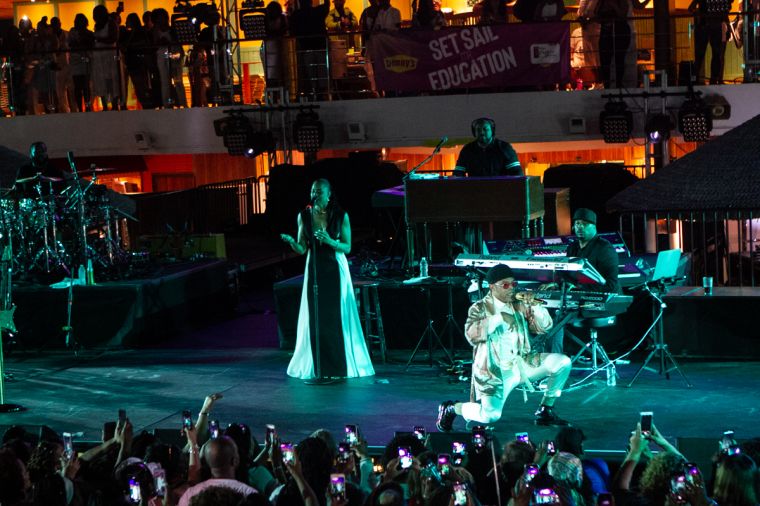 Denny's Presents MAXWELL