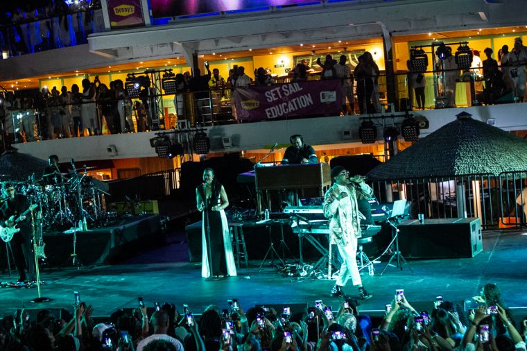 Denny's Presents MAXWELL