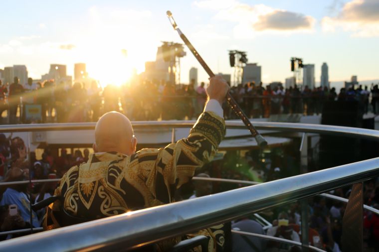 Tom Joyner Waves the Cruisers at the LL Cool J performance on The Tom Joyner Foundation Fantastic Voyage 20 in 2021
