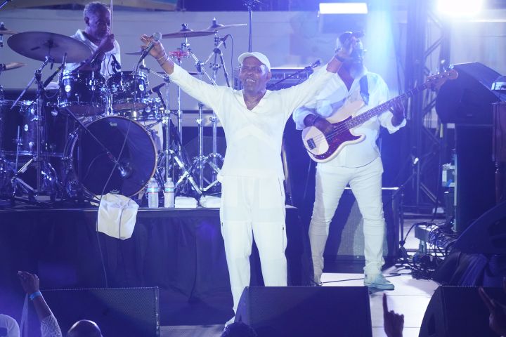 Maze thanks the crowd at The Tom Joyner Foundation Fantastic Voyage 20 in 2021